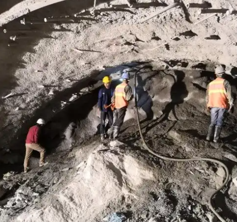 龙安拱顶带模注浆料的施工流程及注意事项